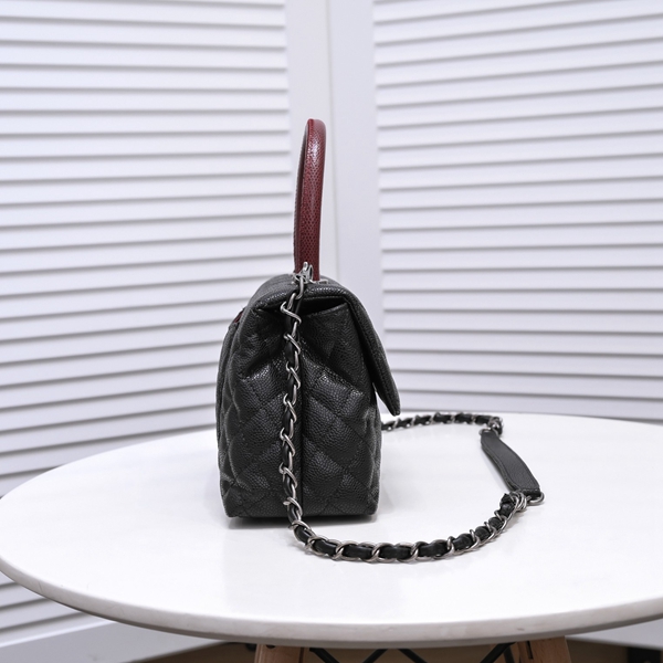 シャネルバッグ背面デザイン